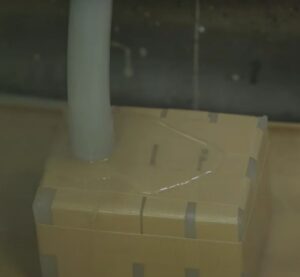 材料の充填 (真空注型)