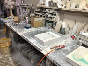 石膏鋳造の作業風景